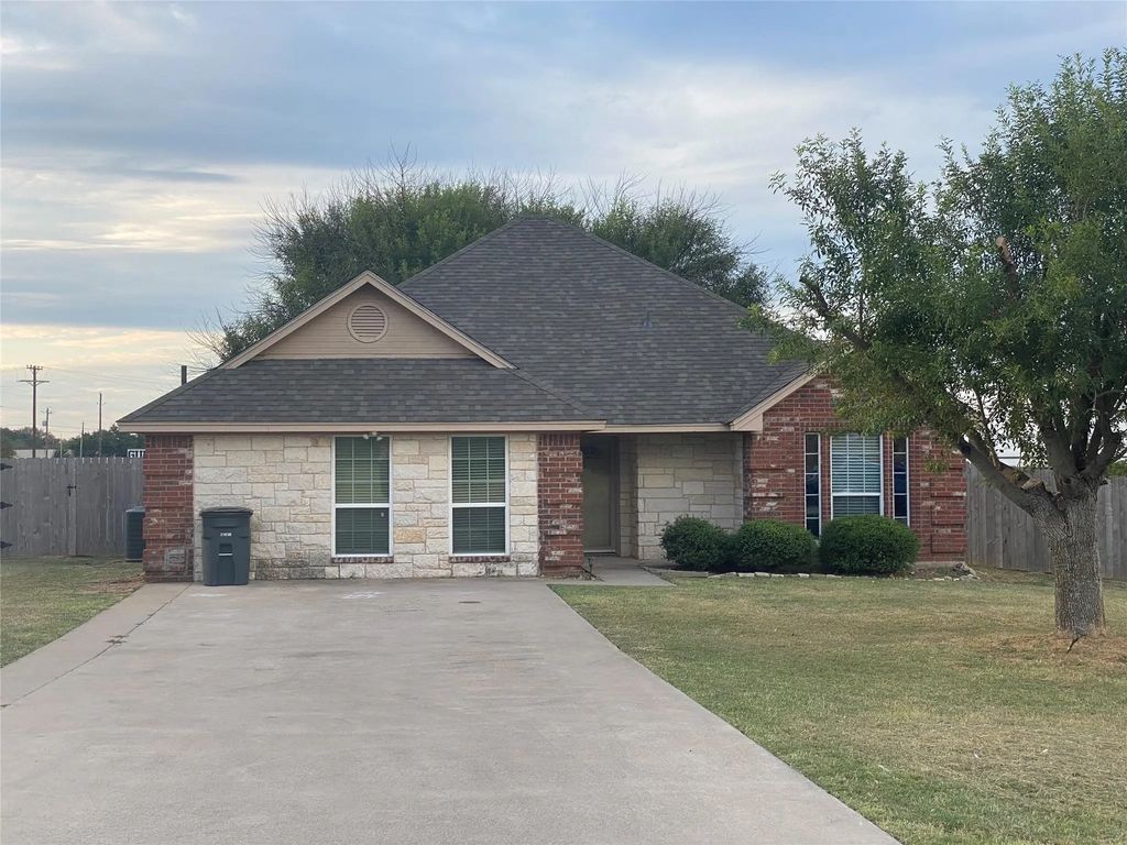 150 Hunters Circle, Weatherford