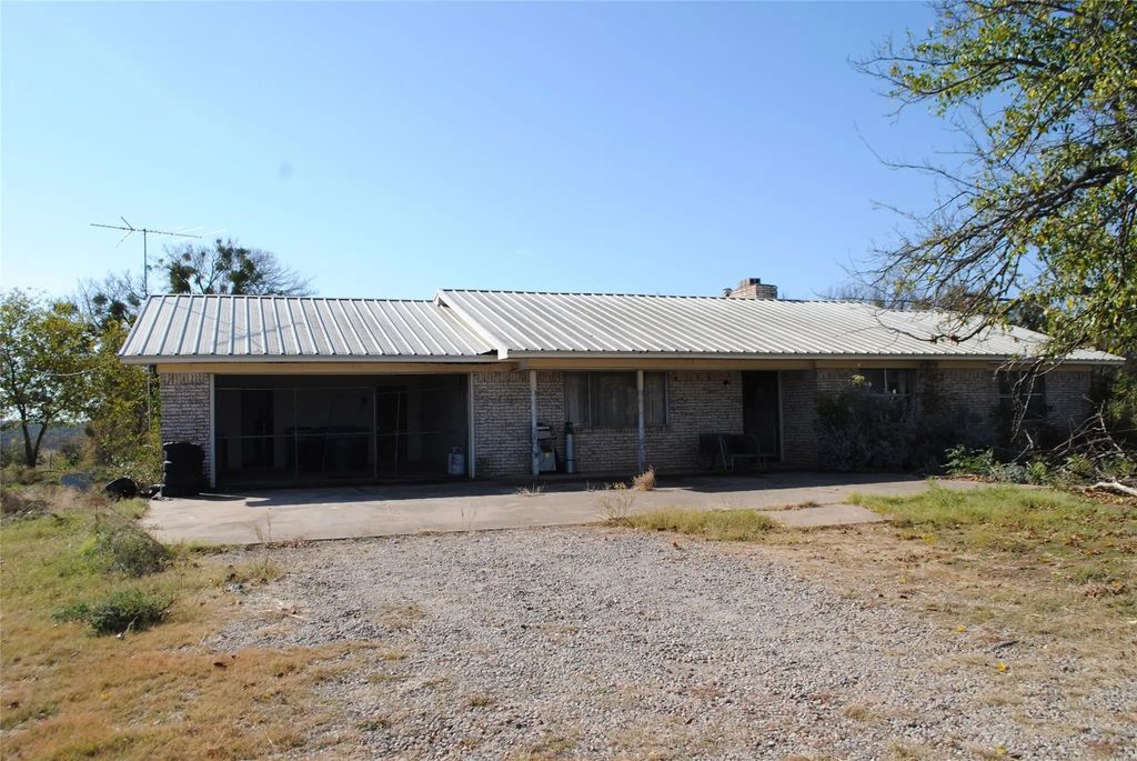 8025 Brock Highway, Lipan