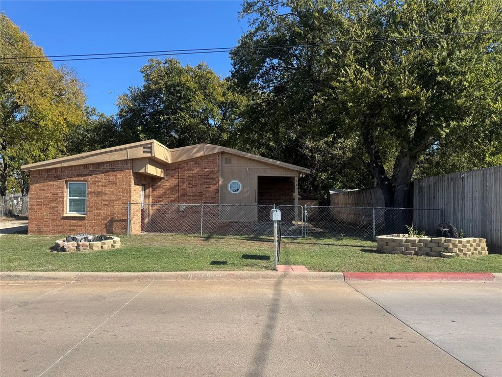 404 N Hannaford Street, Granbury