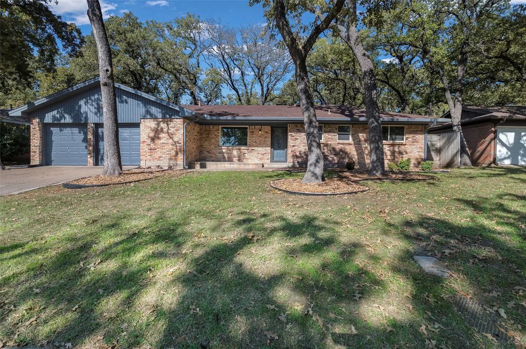 608 W Pleasantview Drive, Hurst