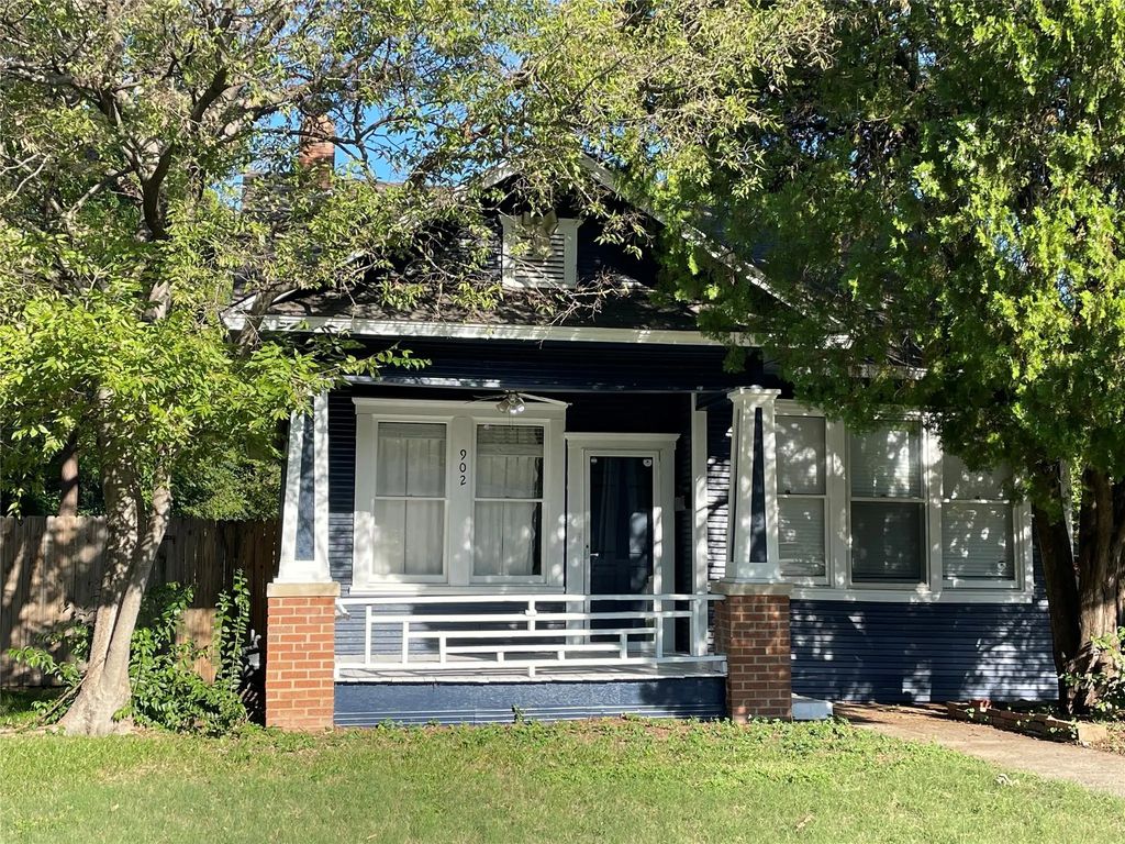 902 N Winnetka Avenue, Dallas