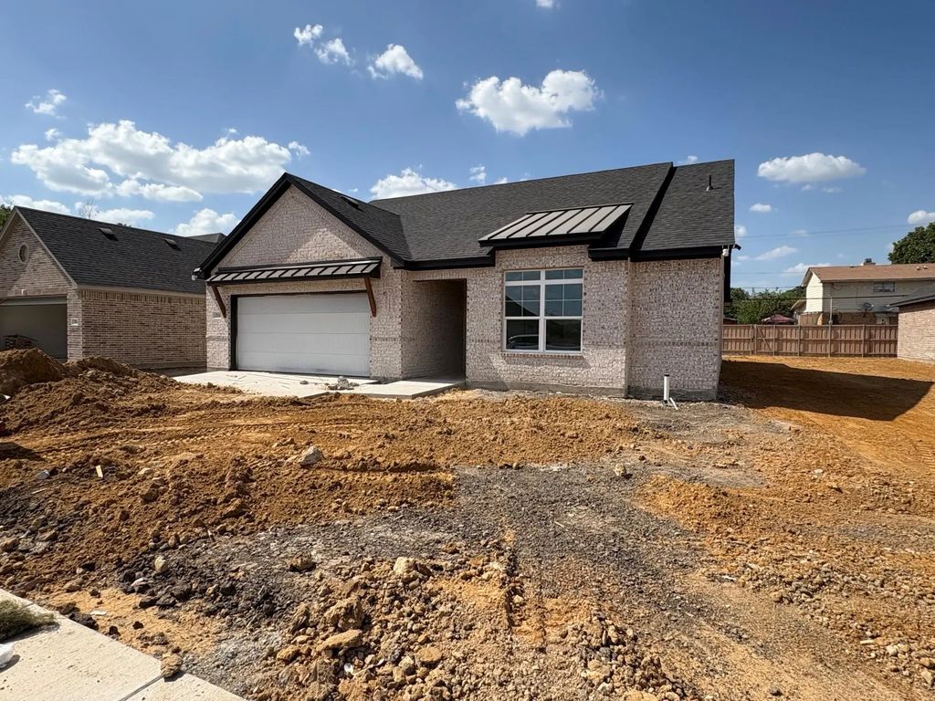 214 Alice Court, Grand Prairie