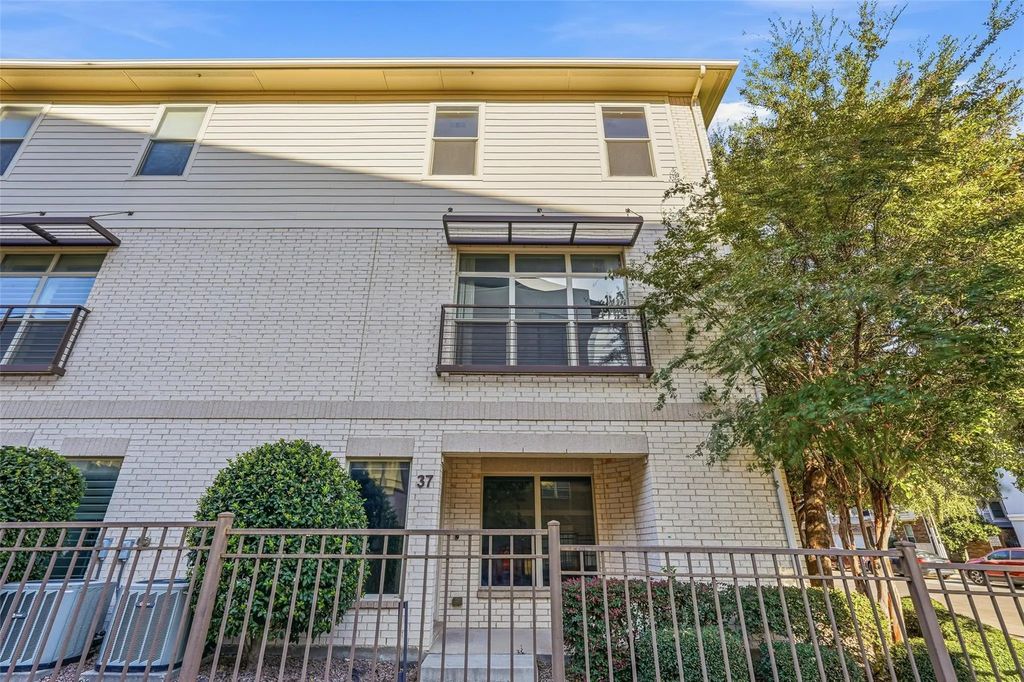 2325 Stutz Drive 37, Dallas