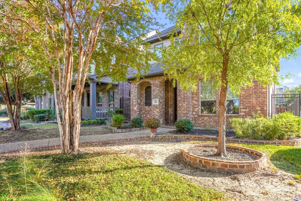 1229 Harris Hawk Way, Arlington