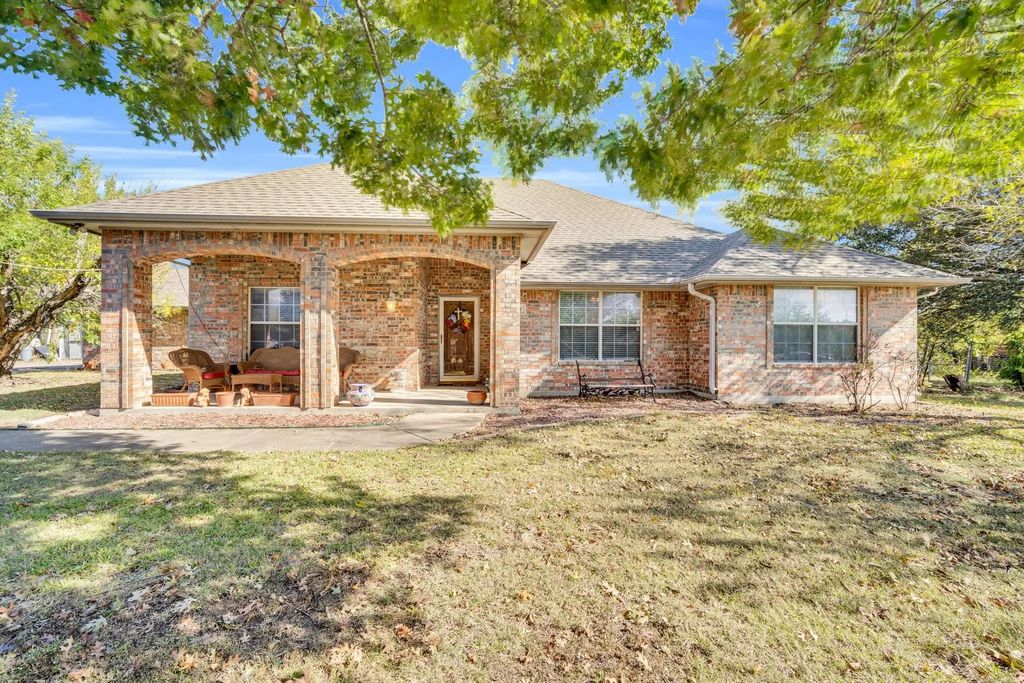702 Lark Lane, Oak Leaf