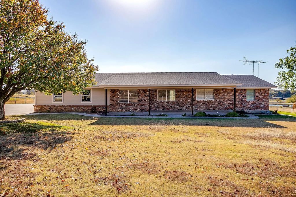 2201 County Road 920, Crowley