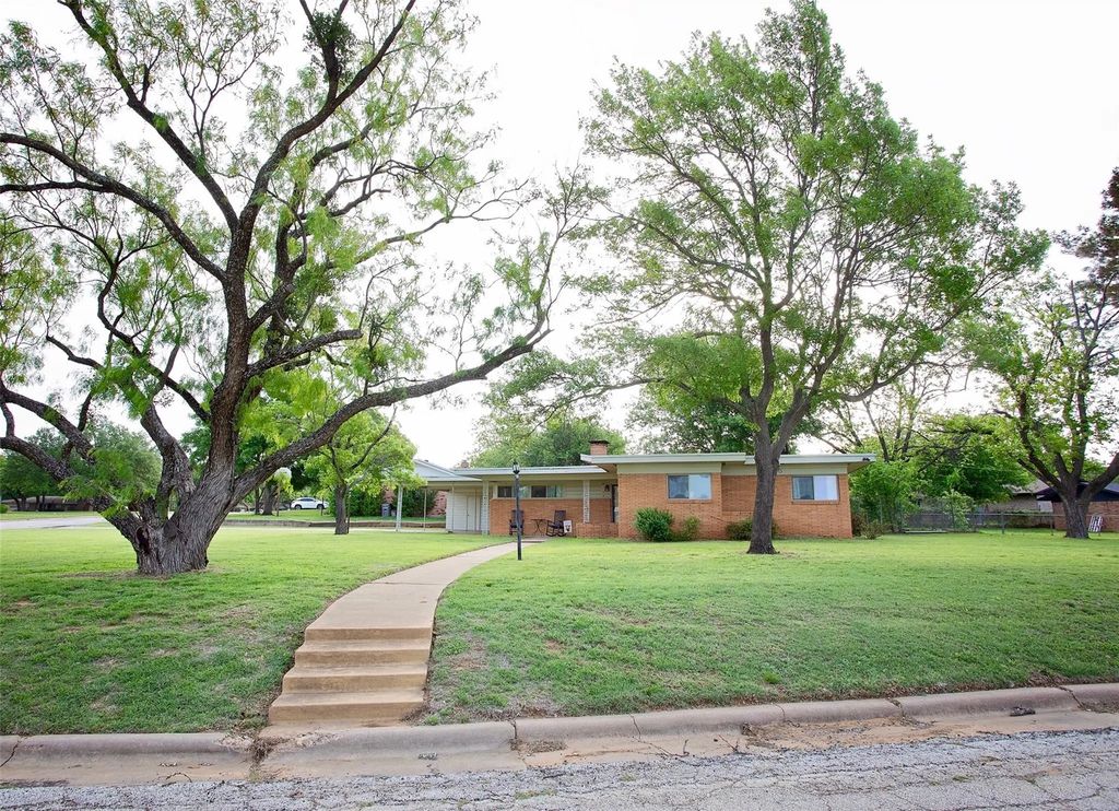 1400 Brazos St, Graham