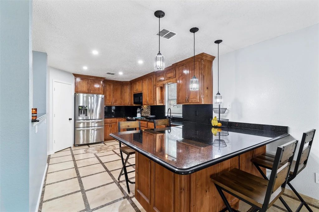614 Pondview Drive, Cedar Hill