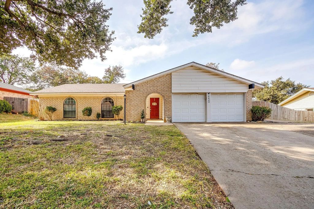6820 Whitman Avenue, Fort Worth