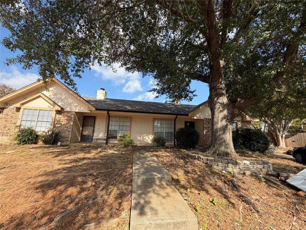 300 Bluegrass Lane, Euless