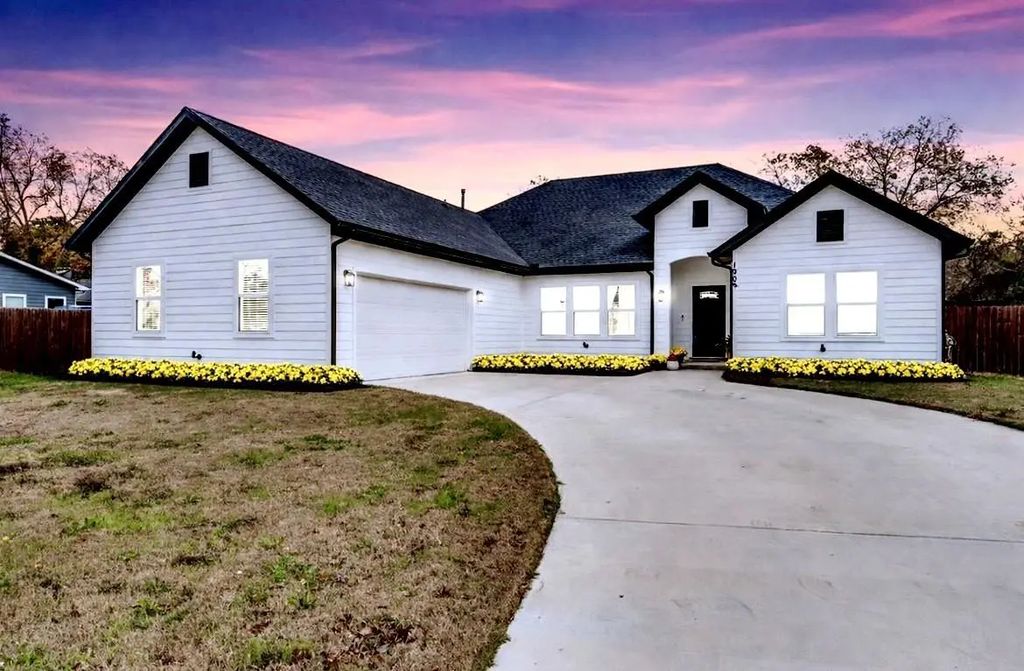 1909 Willowcrest Loop, Denton