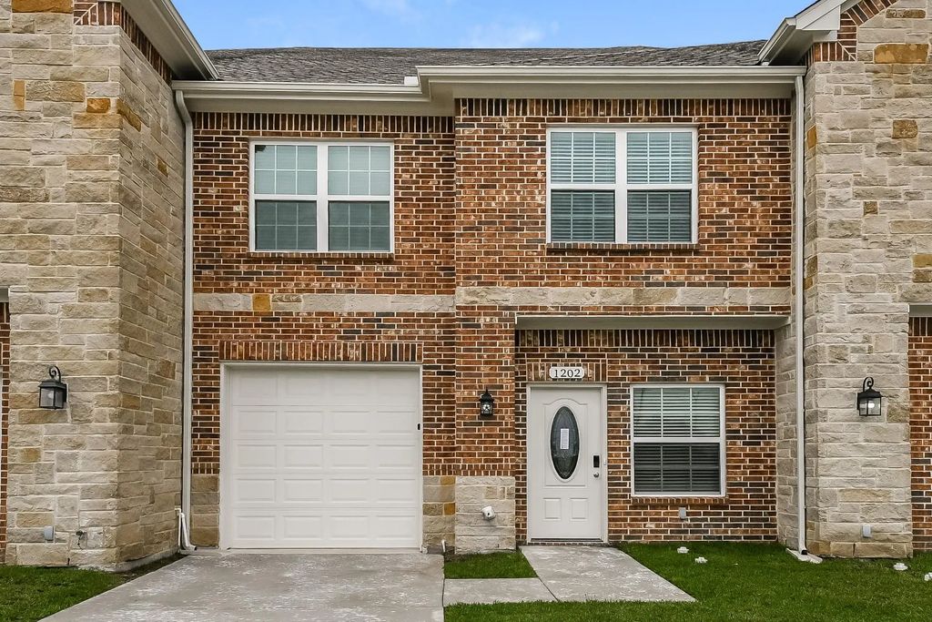 1202 Alisa Lane, Arlington