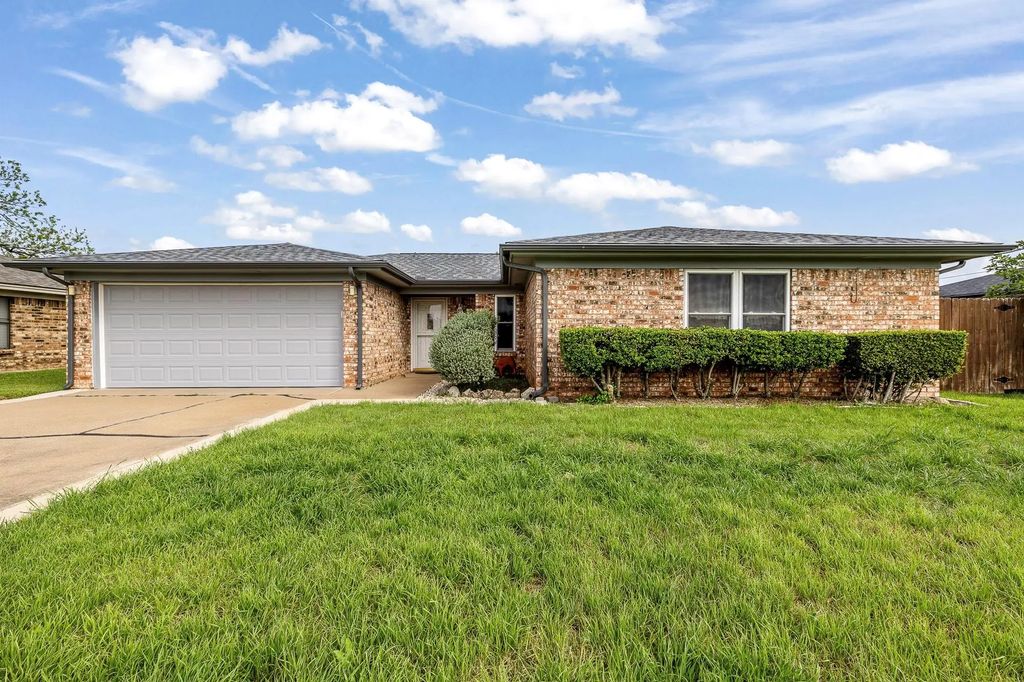 304 Tahiti Drive, Granbury
