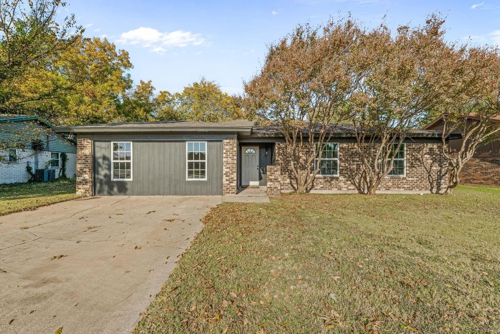 660 Pleasant Manor Avenue, Burleson