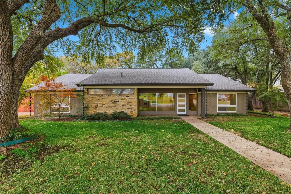 604 Donna Lane, Bedford