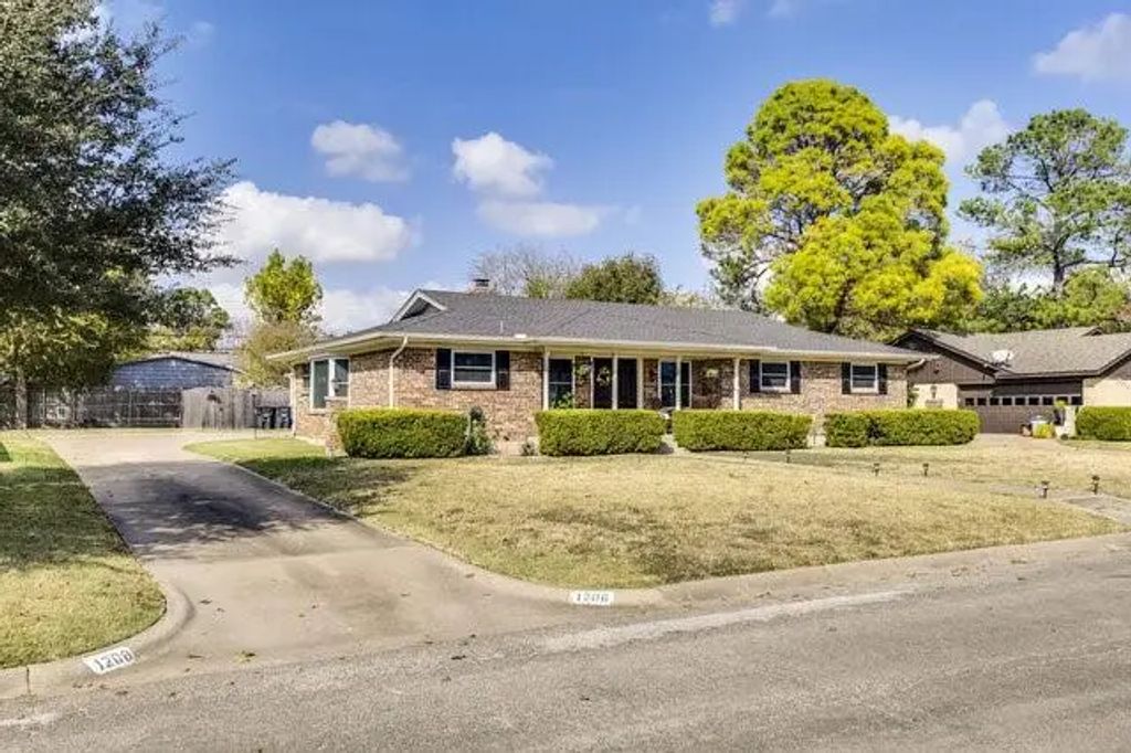 1208 Cindy Lane, Cleburne