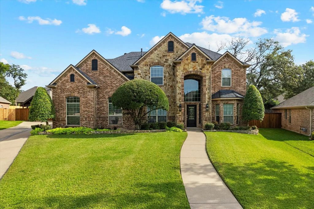 621 Trails End Court, Hurst