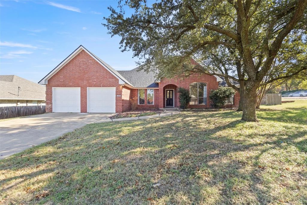 100 Ne Mcalister Road, Burleson