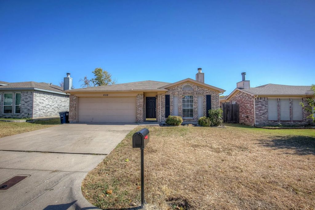 8108 Spruce Valley Drive, Fort Worth
