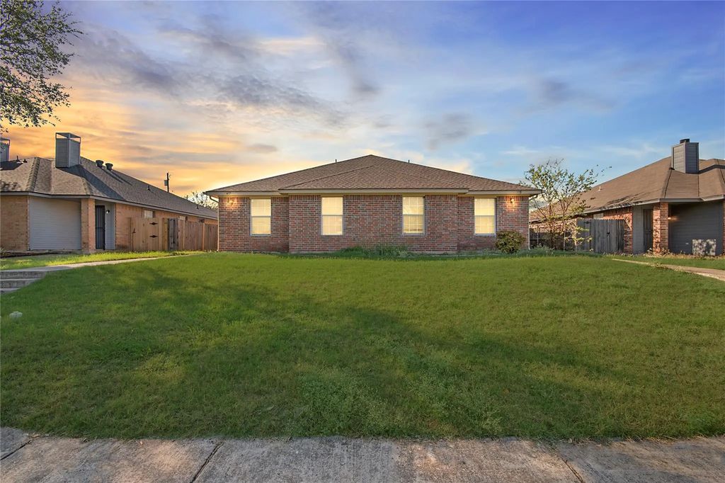1437 N Bluegrove Road, Lancaster