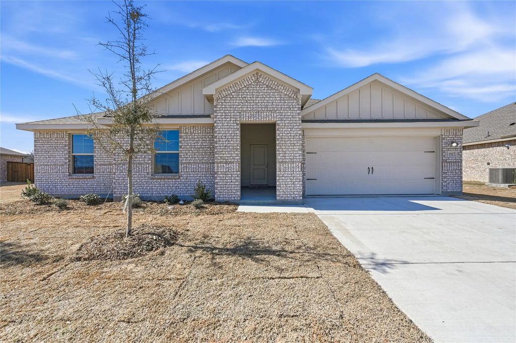 1917 Reveille Way, Terrell