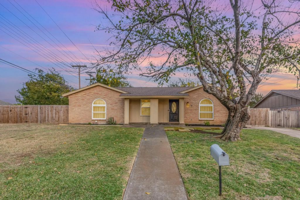 2704 Shady Grove Drive, Bedford