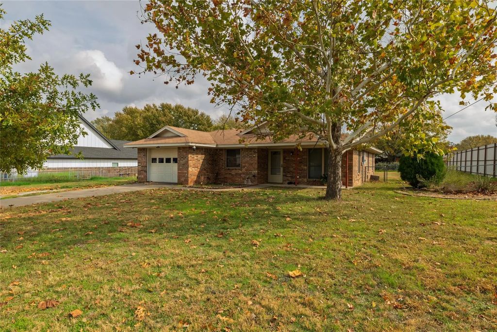 401 Berryhill Drive, Springtown