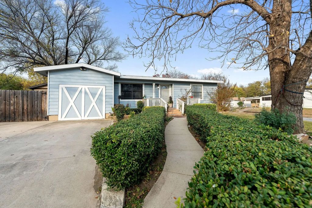 1202 W Strong Parkway, Grand Prairie