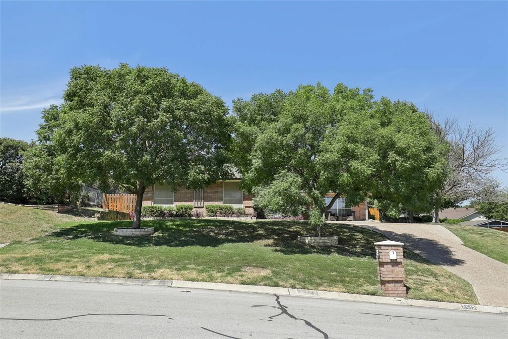 7512 Woodside Hill Court, Fort Worth