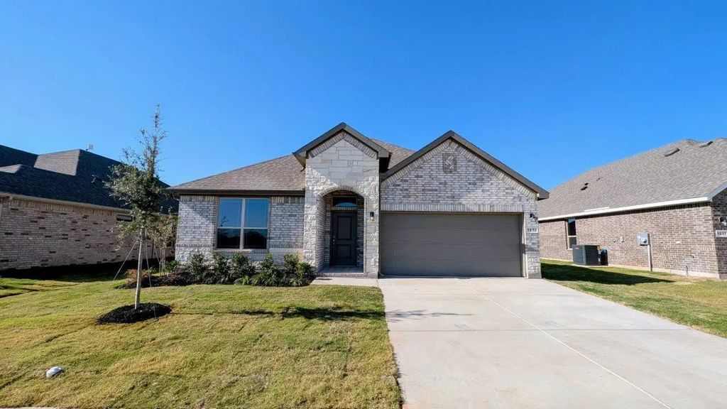 1233 Beltway Lane, Granbury