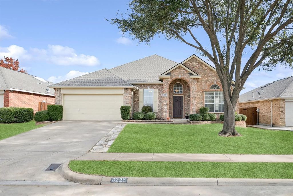 8228 Muirwood Trail, Fort Worth