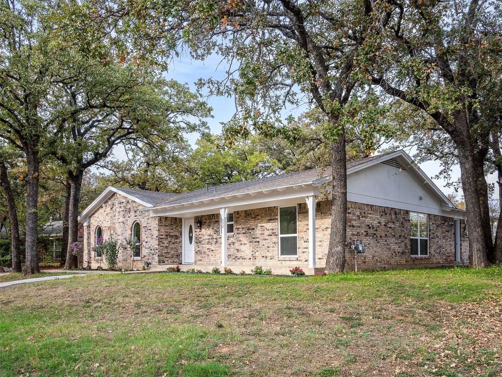 632 Melbourne Court, Hurst