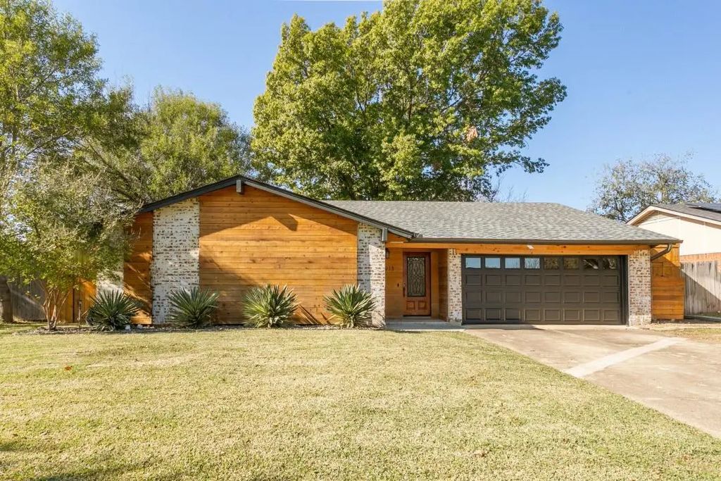 2913 Murphy Drive, Bedford