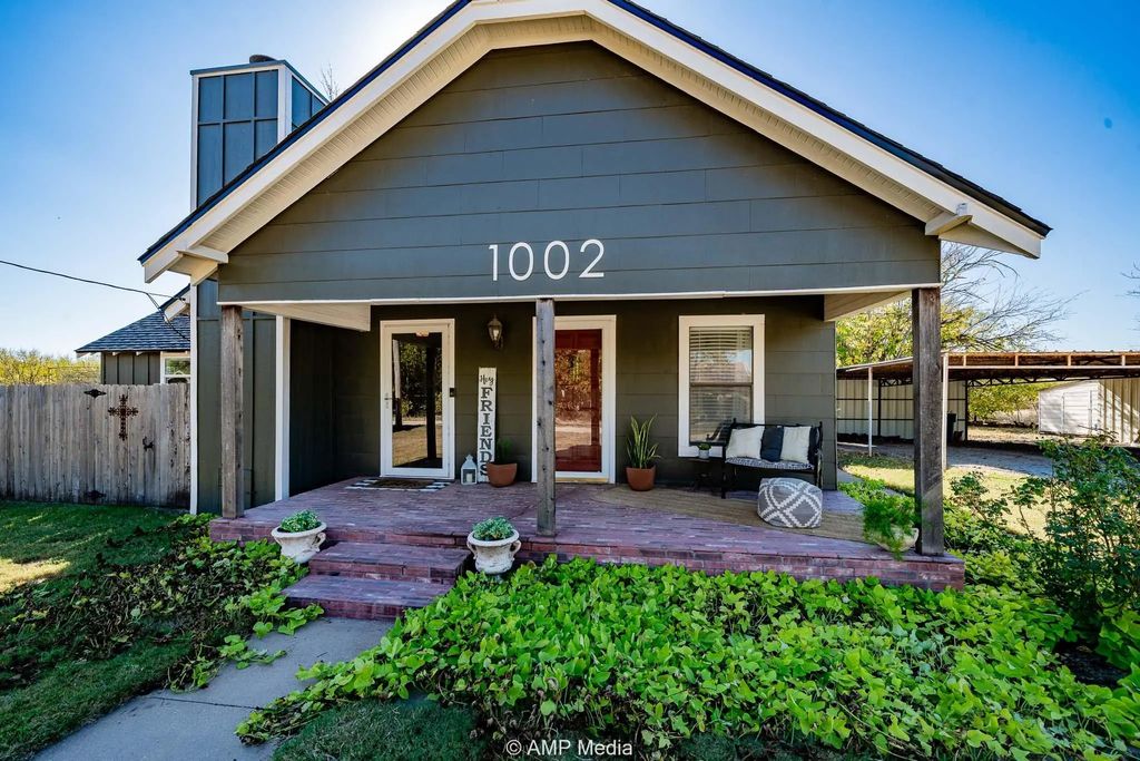 1002 Maple Street, Stamford