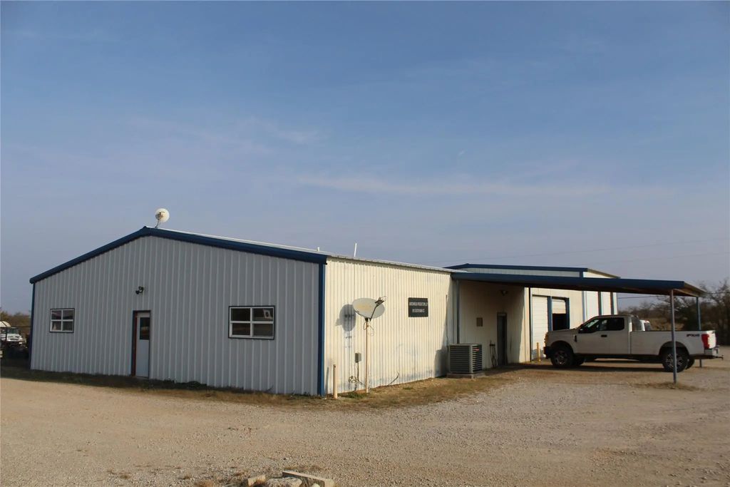 915 S Main Street, Jacksboro