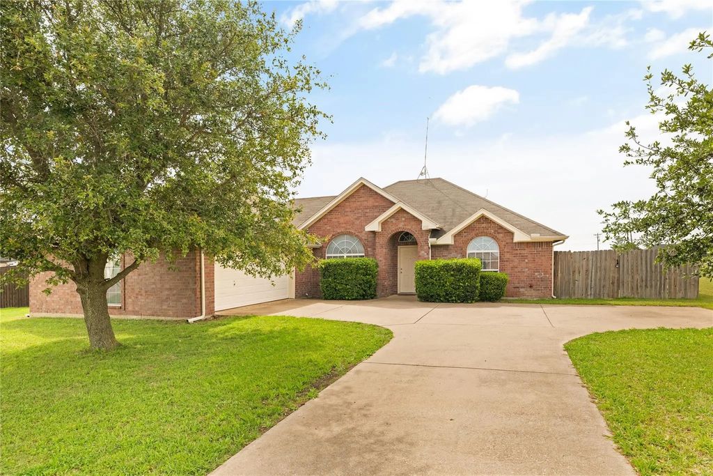 200 Flower Meadows Drive, Waxahachie