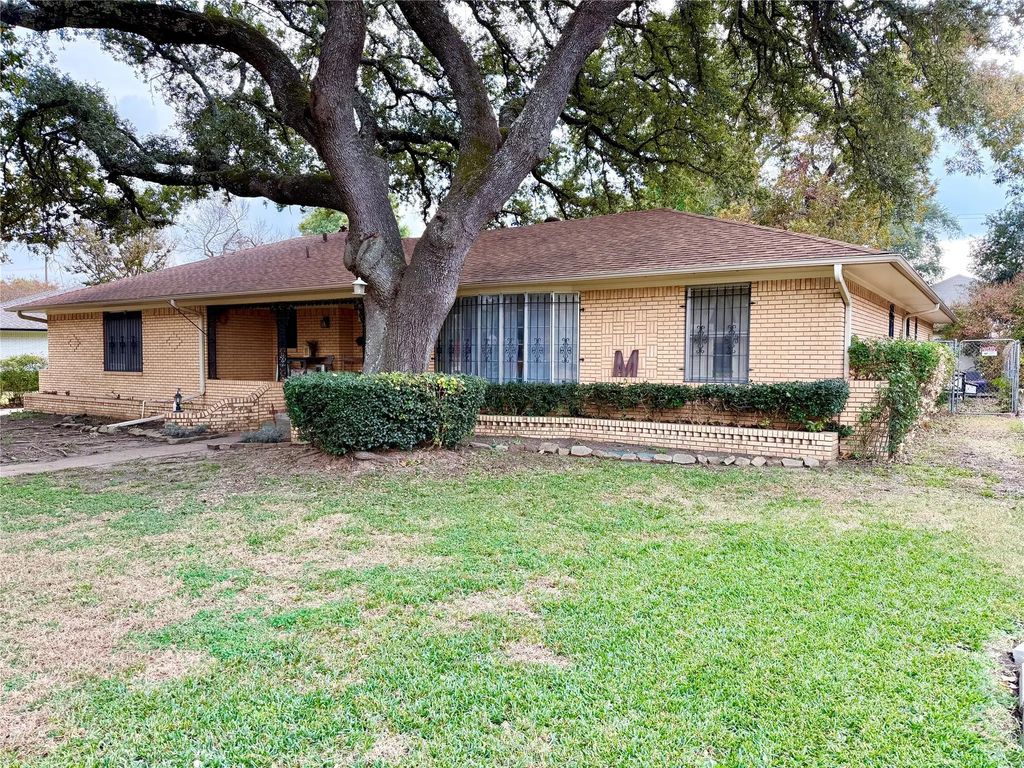 1909 Robin Lane, Garland