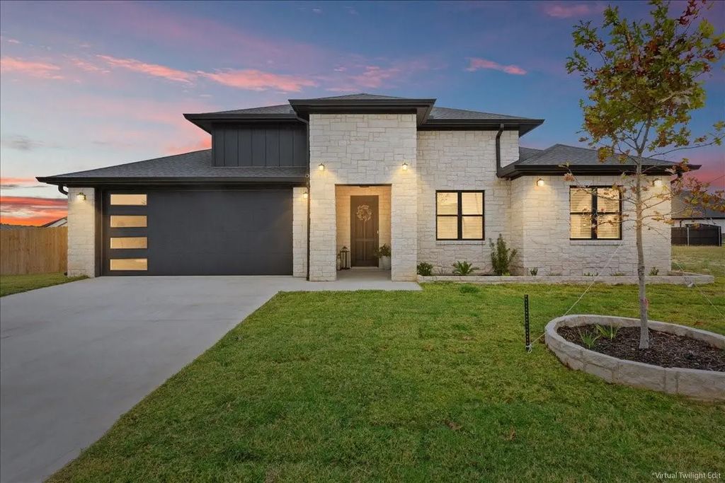 959 Gallant Fox Road, Hewitt
