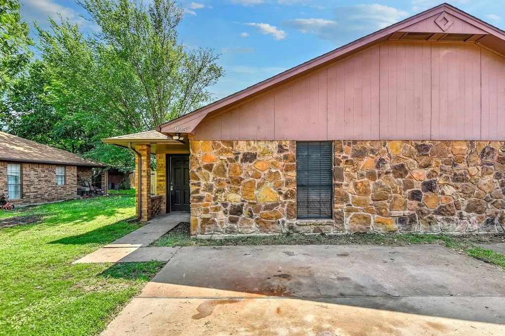 925 Farmington Road, Howe
