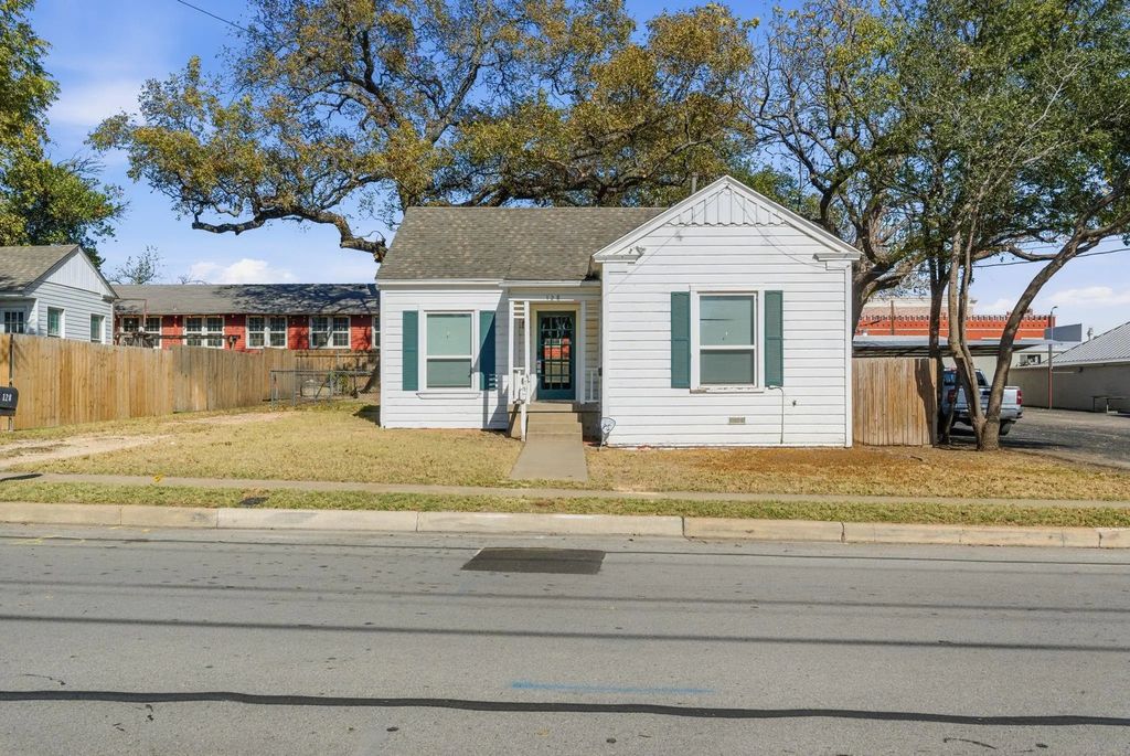 128 W Oak Street, Weatherford