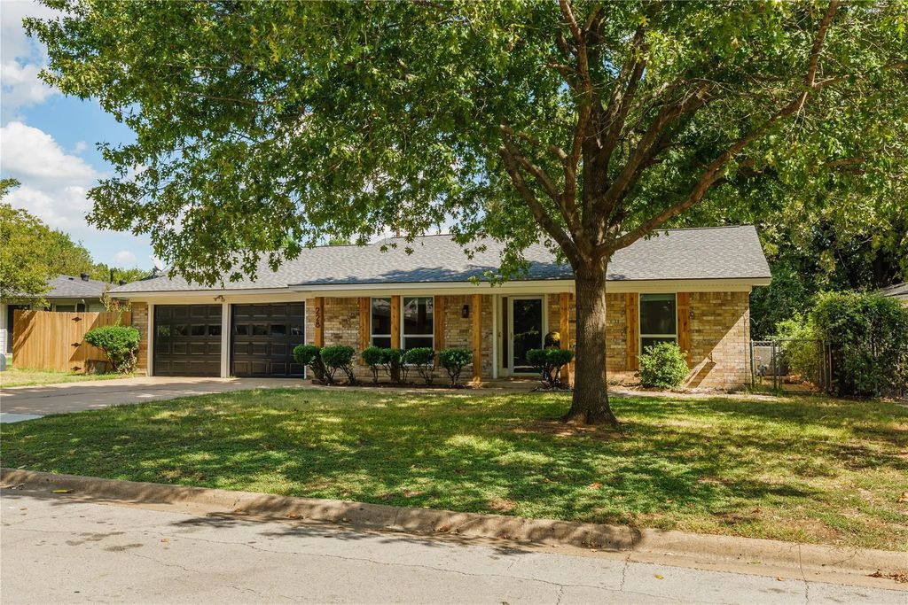 228 Arcadia Street, Hurst