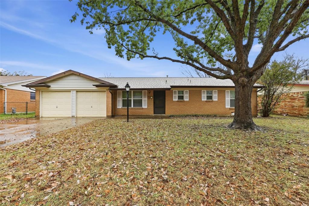 214 Jill Ann Drive, Burleson
