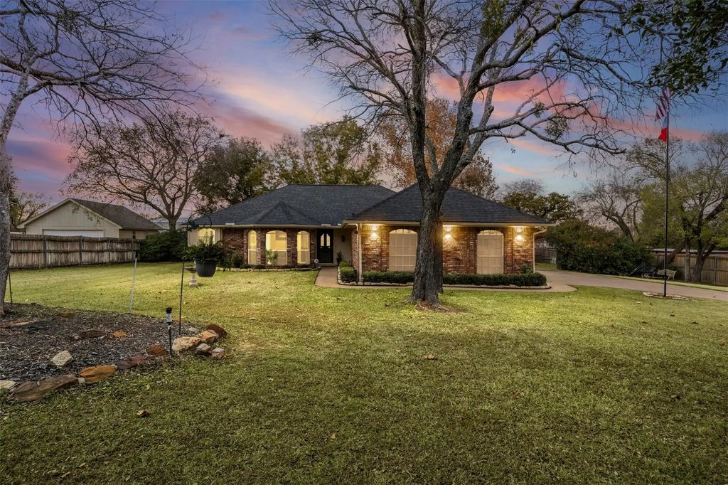 112 Saddle Hills Road, Burleson