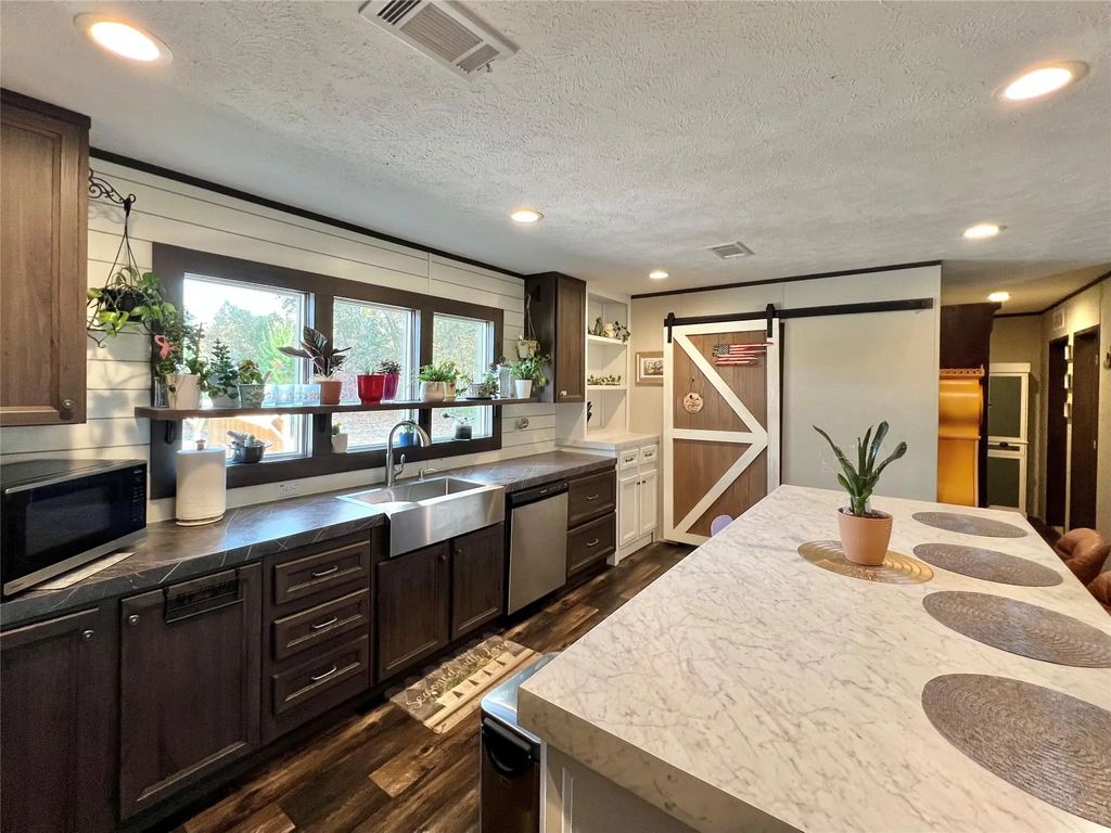 285 County Road  2262, Mineola