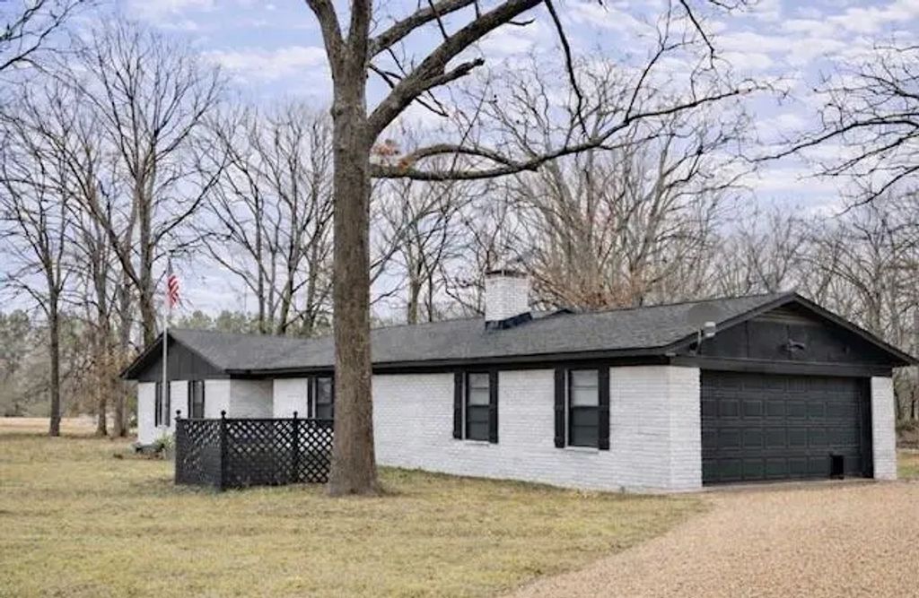 333 County Road 43200, Powderly