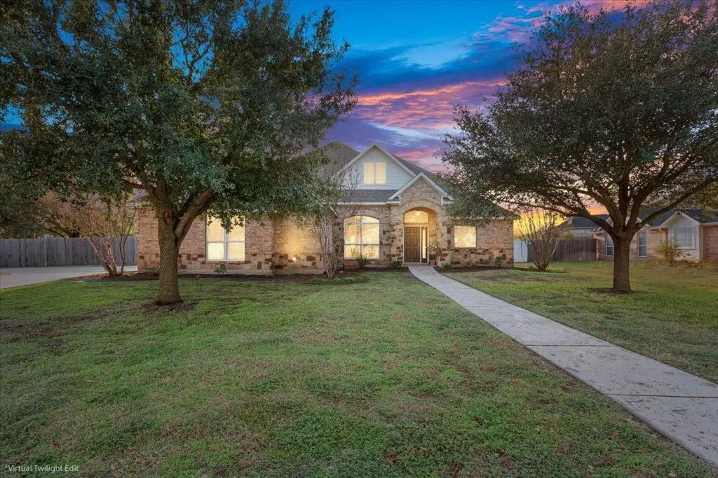 900 Queen Elizabeth Drive, Waco