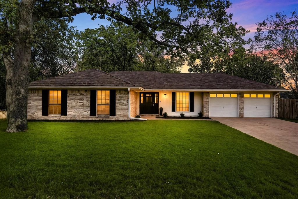 5705 Woodhollow Drive, Arlington