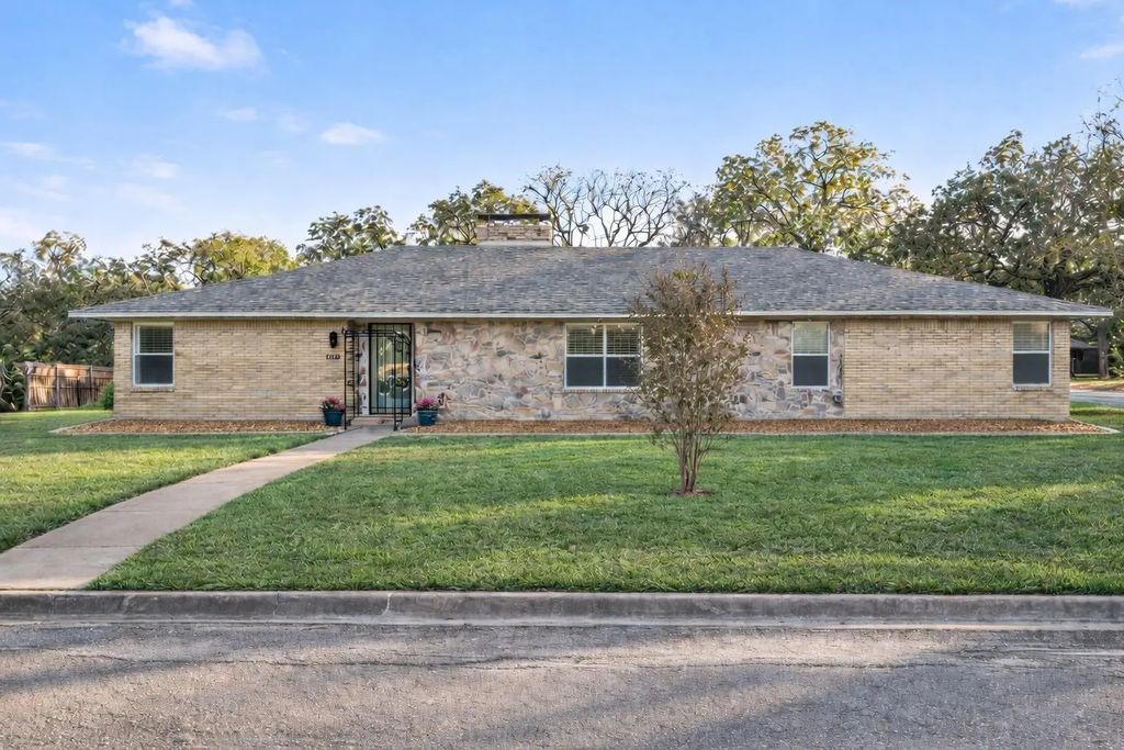 1202 Hopkins Drive, Denton