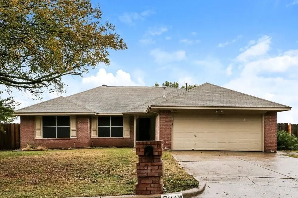 704 Stonebrooke Drive, Burleson