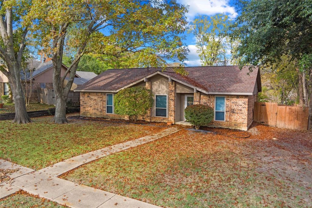 425 Country View Lane, Garland